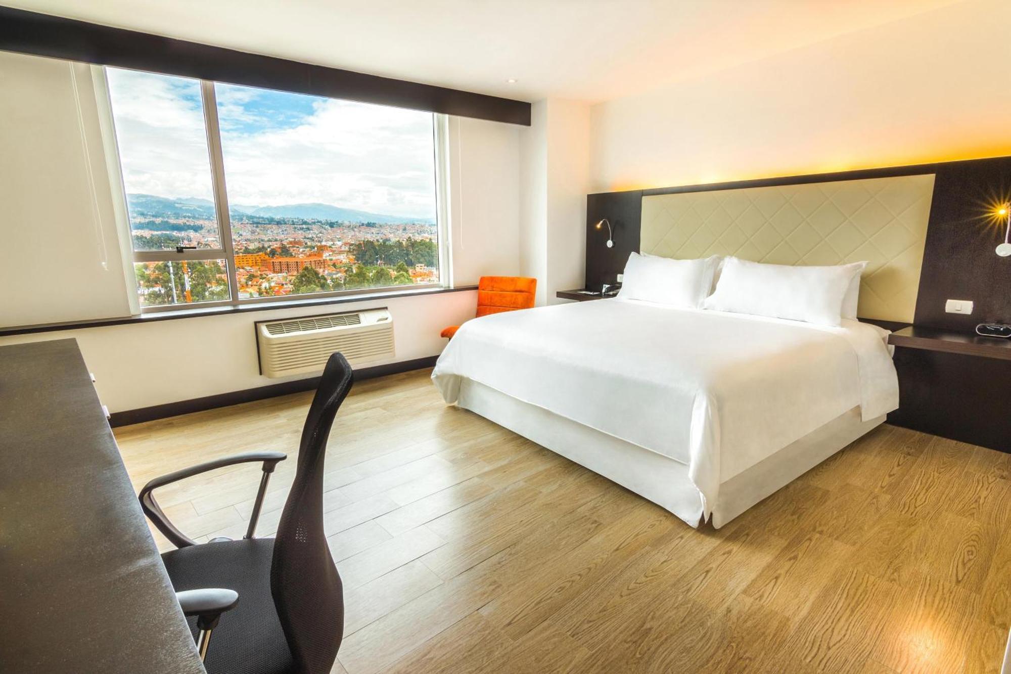 Four Points By Sheraton Cuenca Exterior foto A room at the hotel